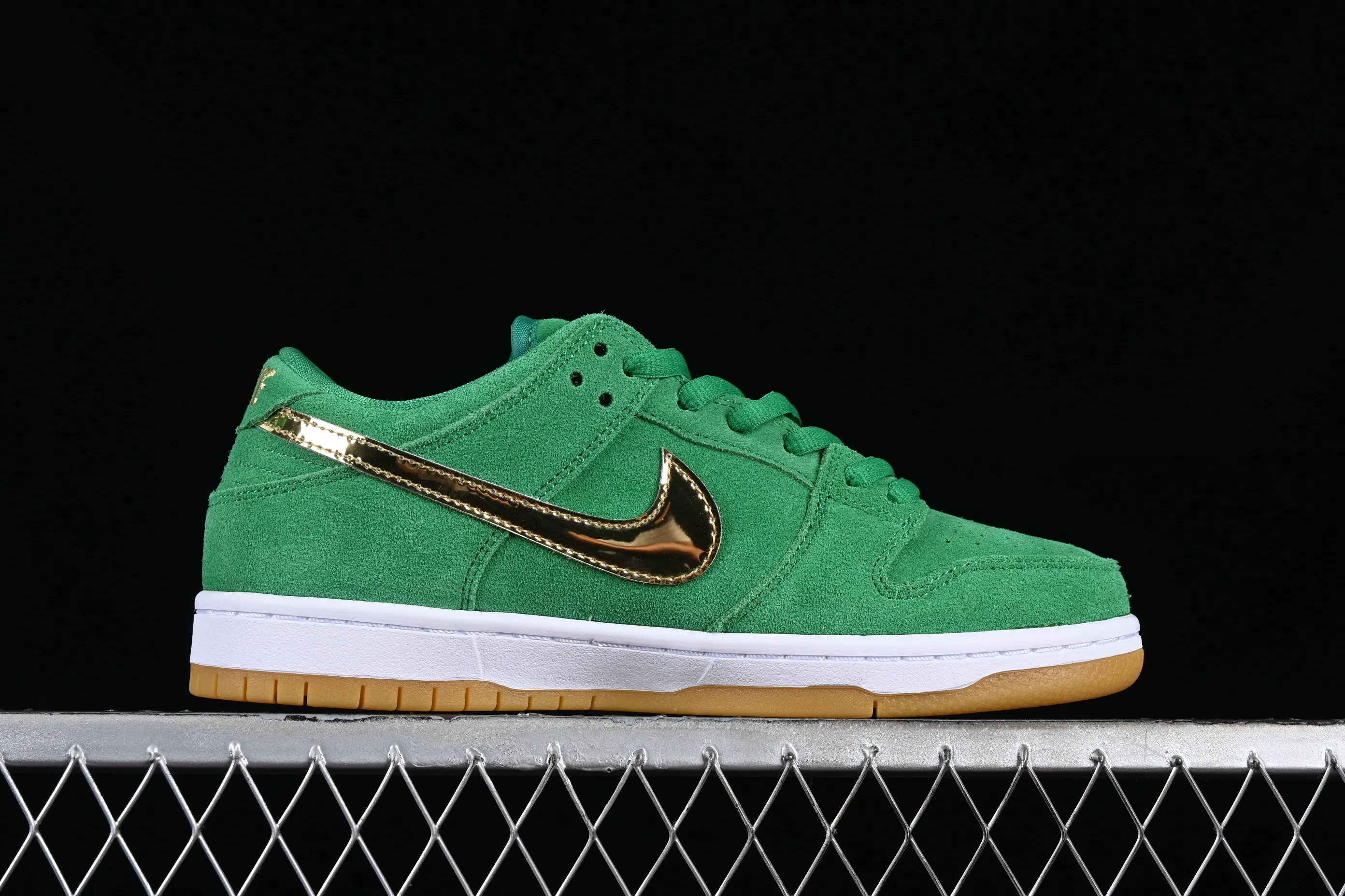 All categories Nk SB Dunk series Nk SB Dunk Low low-top sneakers Nk SB Dunk Low Pro green gold SB smashed backboard fashion casual sneakers BQ6817-303